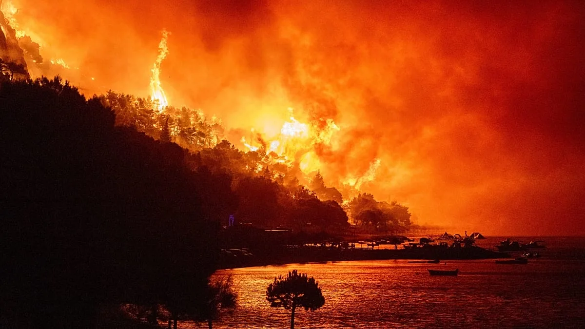 Europa enfrenta incêndios florestais devastadores: milhares de pessoas deslocadas
