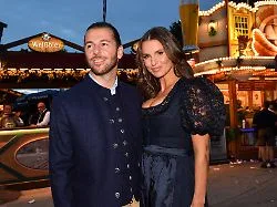 Promis beim Almauftrieb: Laura Wontorra und Riccardo Basile legen verliebten Wiesn-Auftritt hin