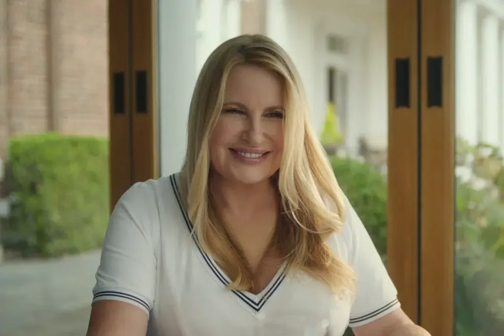 Jennifer Coolidge tem RETORNO confirmado na 2ª temporada de ‘Bem-Vindos à Vizinhança’