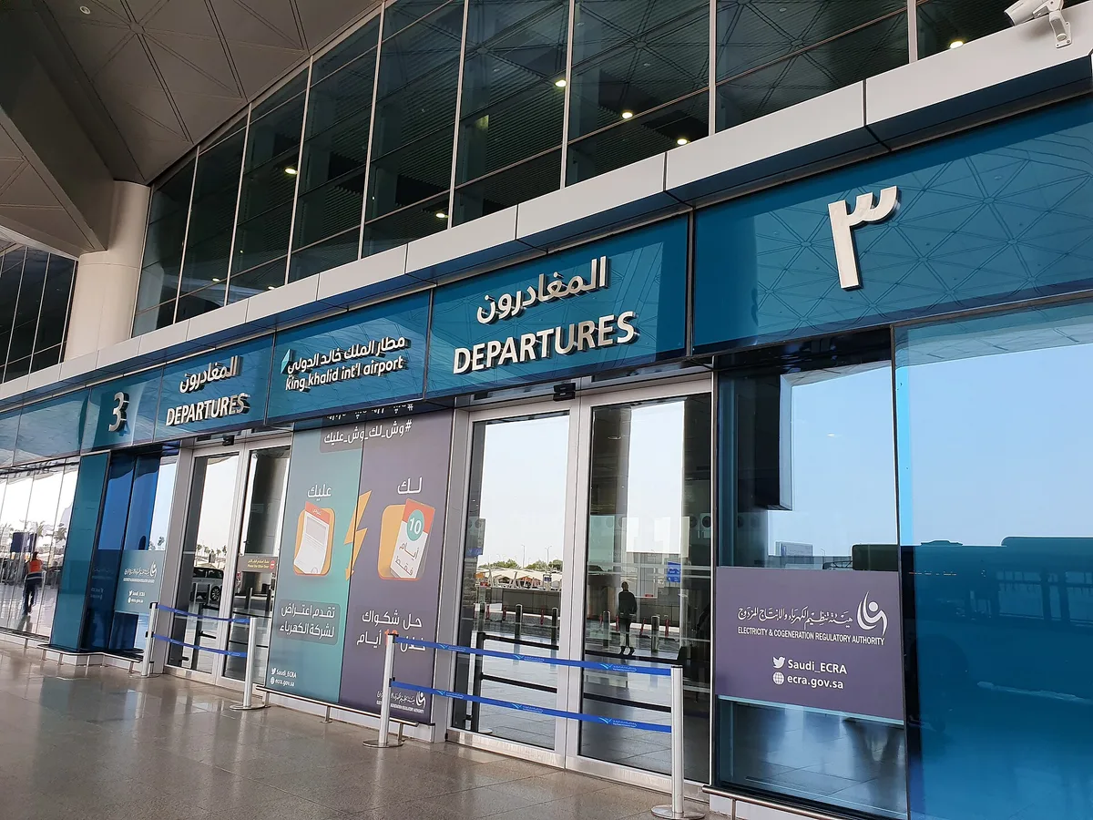 Países do Golfo condenam ataque dos Houthis contra aeroporto na Arábia Saudita