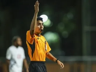 Du Limousin à Tahiti, ce jeune arbitre de football fait découvrir les coulisses d’un métier mal aimé
