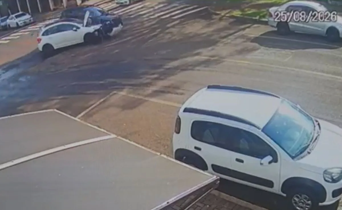 Assista: colisão danifica quatro veículos e deixa idoso ferido no Centro de Cascavel