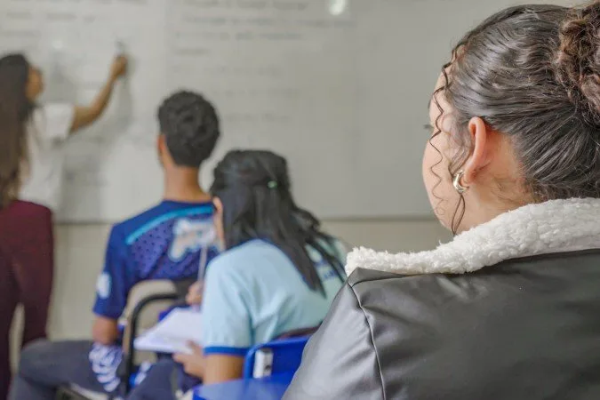 Aprendizagem avança na rede pública, mas perde força no ensino médio