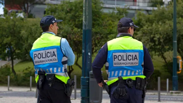 Detido para cumprir de 10 anos por violação e pornografia de menores