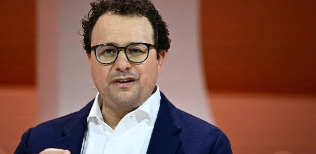 CEO da Anthropic promete desacelerar IA para garantir segurança