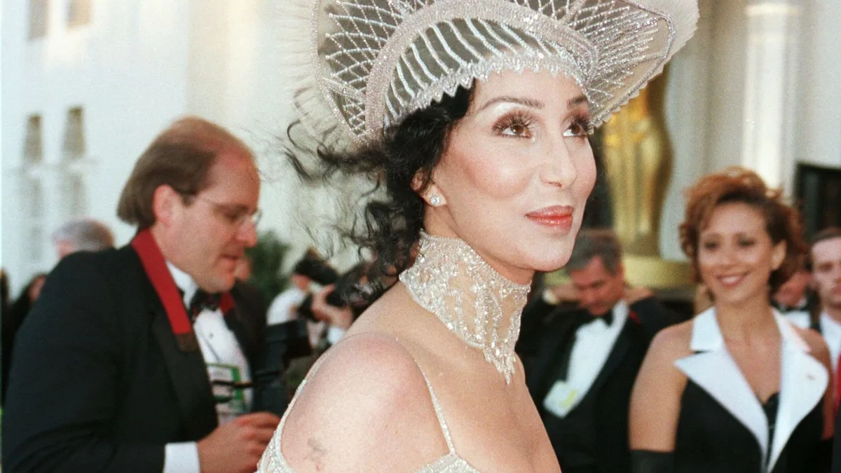 Muere Bob Mackie, el diseñador que dibujó el famoso vestido de Marilyn Monroe y creó los looks más icónicos de Cher