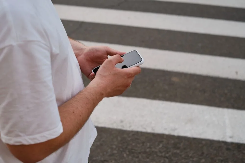 Itália vai multar os peões que atravessem a rua a olhar para o telemóvel
