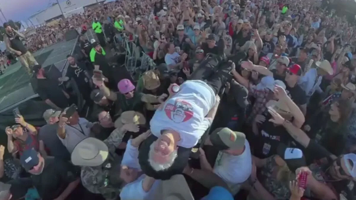 Aos 99 anos, tornou-se a pessoa mais velha a fazer crowd surfing