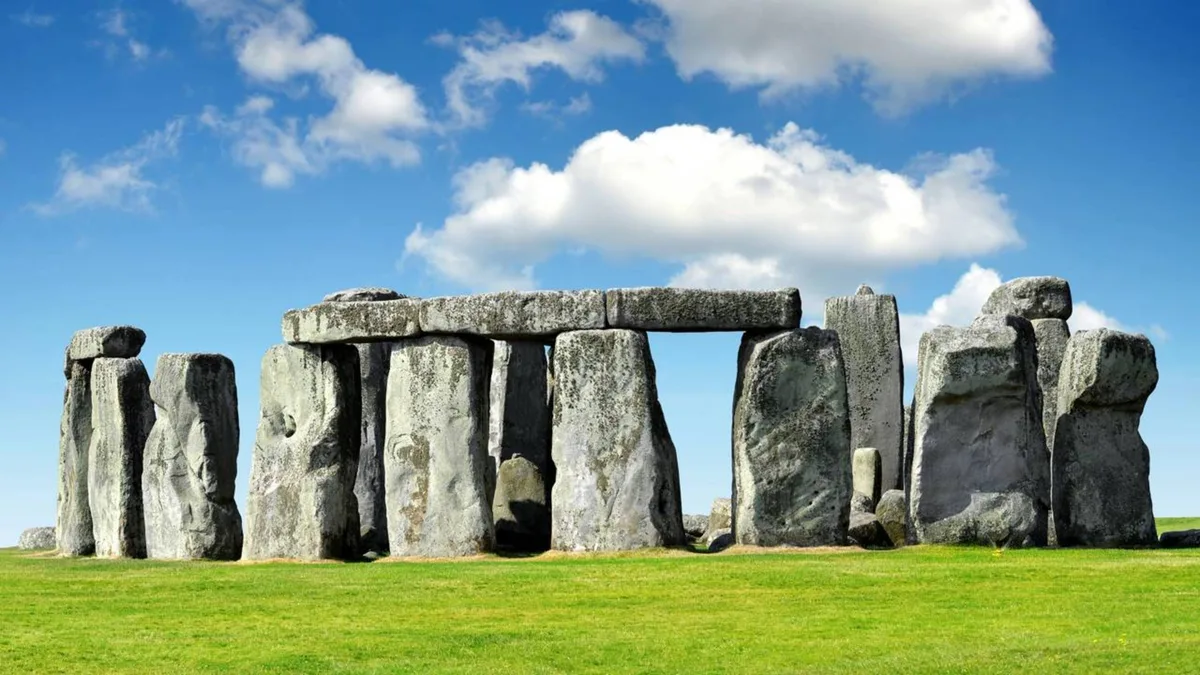 Stonehenge reúne pedras de até 30 toneladas trazidas de 25 quilômetros e blocos menores vindos de 250 quilômetros, e análises químicas de um núcleo devolvido após décadas permitiram rastrear os gigantes de sarsen até West Woods