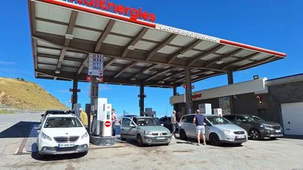 "Je dois gagner 30 ou 40 euros par plein" : face à la flambée des carburants, les Français se ruent dans les stations-service d’Andorre