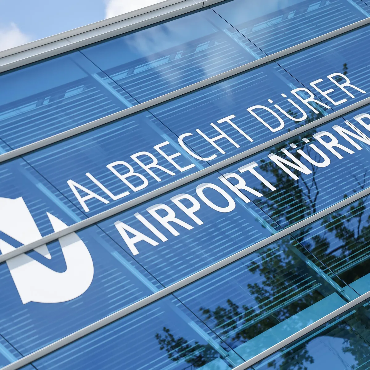 Sicherheit - Flughafen Nürnberg vorübergehend gesperrt - Polizei gibt Entwarnung