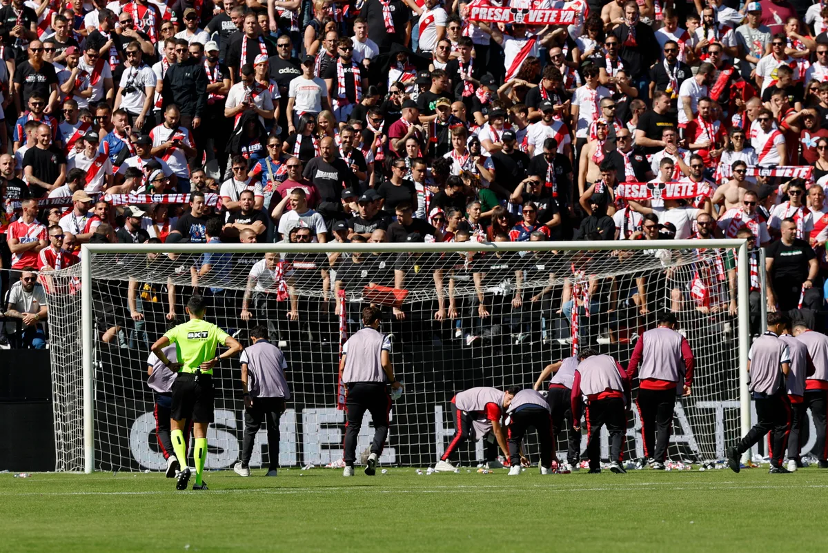 Chuva de aviões de papel e outros objetos faz Rayo x Bilbao ser suspenso em LaLiga