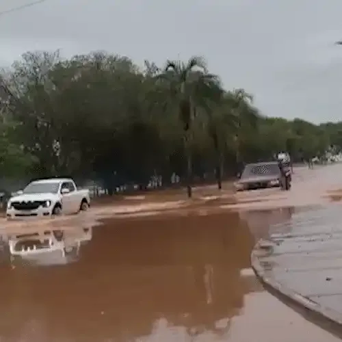 Lago do Amor volta a alagar e motoristas se arriscam em meio a enxurrada