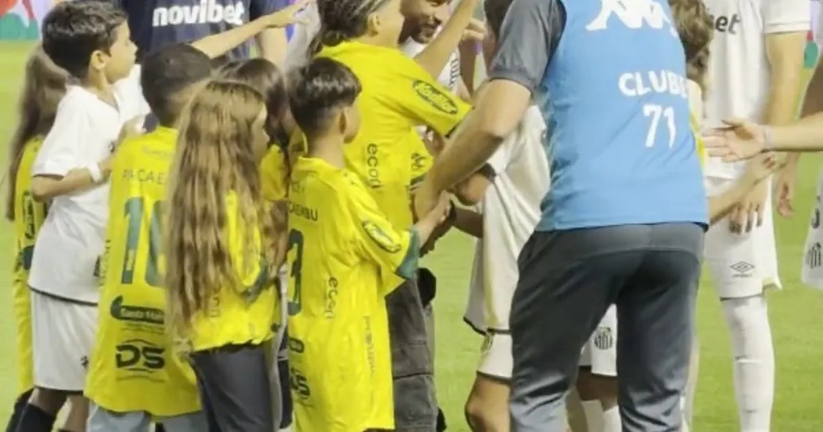 El emotivo momento que vivió Neymar en Santos y terminó lleno de abrazos con niños