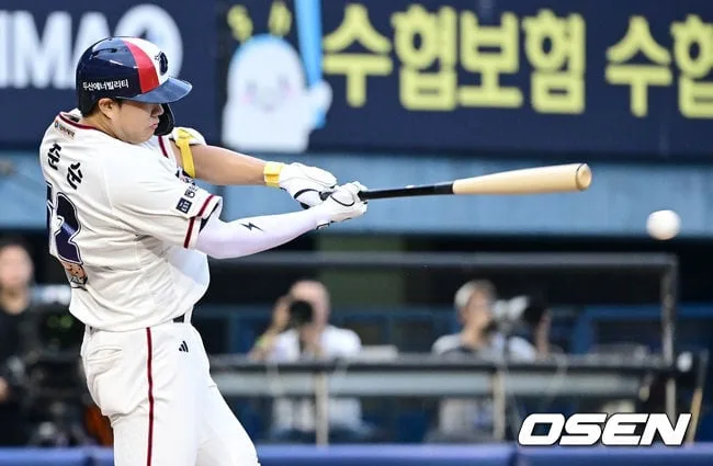 [사진]선제 1타점 2루타 뽑아내는 두산 박준순