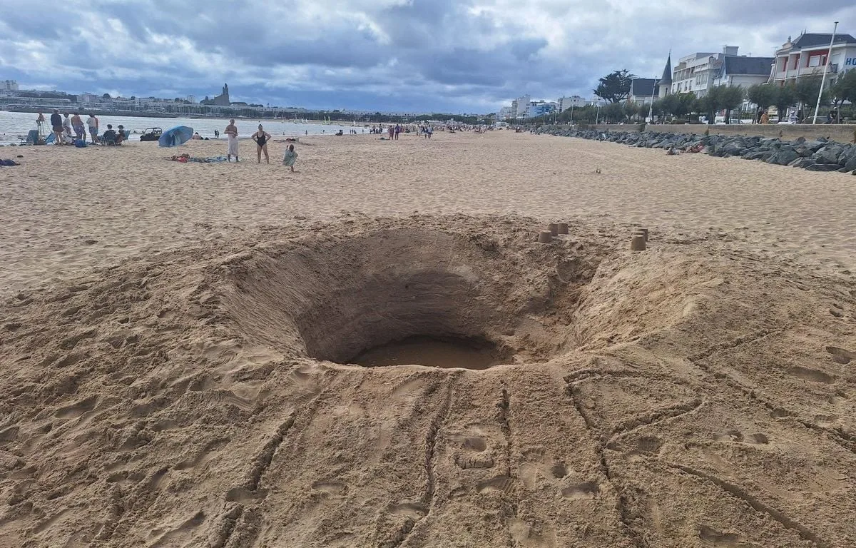 La police alerte sur les dangers des trous creusés par les vacanciers sur la plage