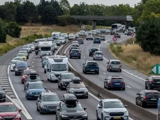 Retour de vacances : près de 900 km de bouchons à la mi-journée