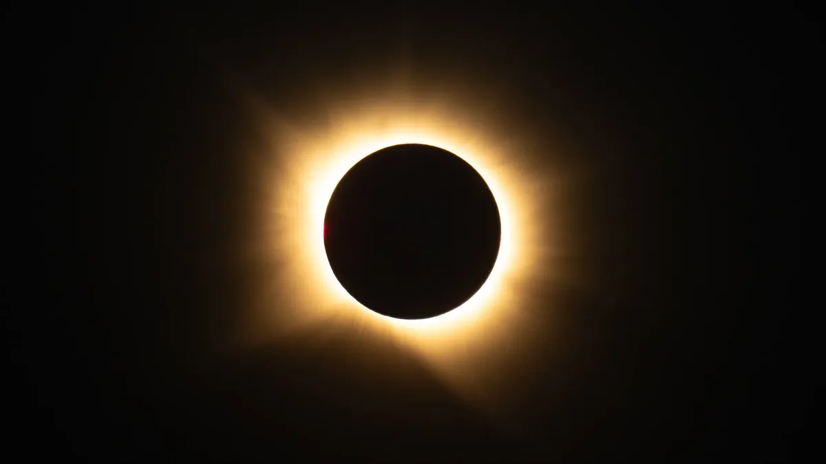 Recorde o eclipse solar total de 12 de agosto com estas fotografias tiradas do espaço