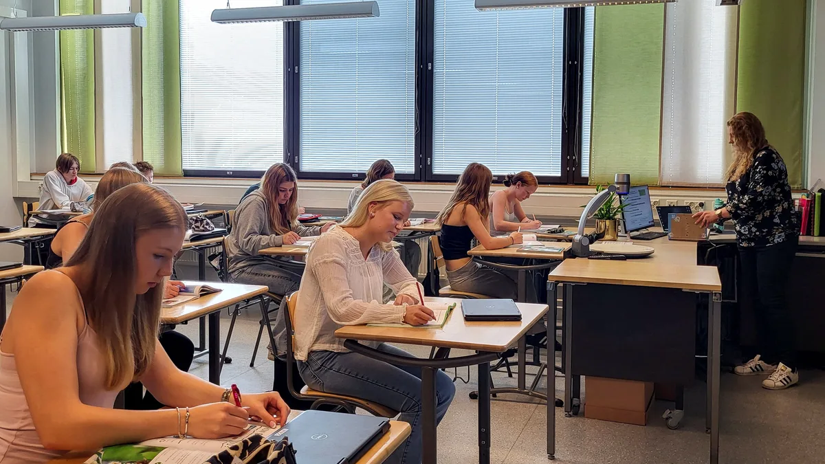 El 73% de los maestros estadounidenses quiere menos pantallas en clase, pero admite que la tecnología ya es inseparable de la enseñanza