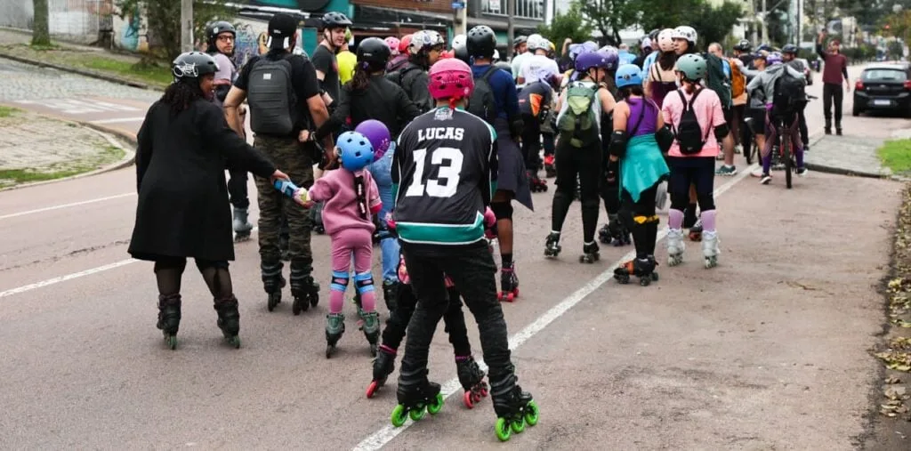 Patinadores percorrem ruas de Curitiba em passeio pelo fim da violência contra a mulher