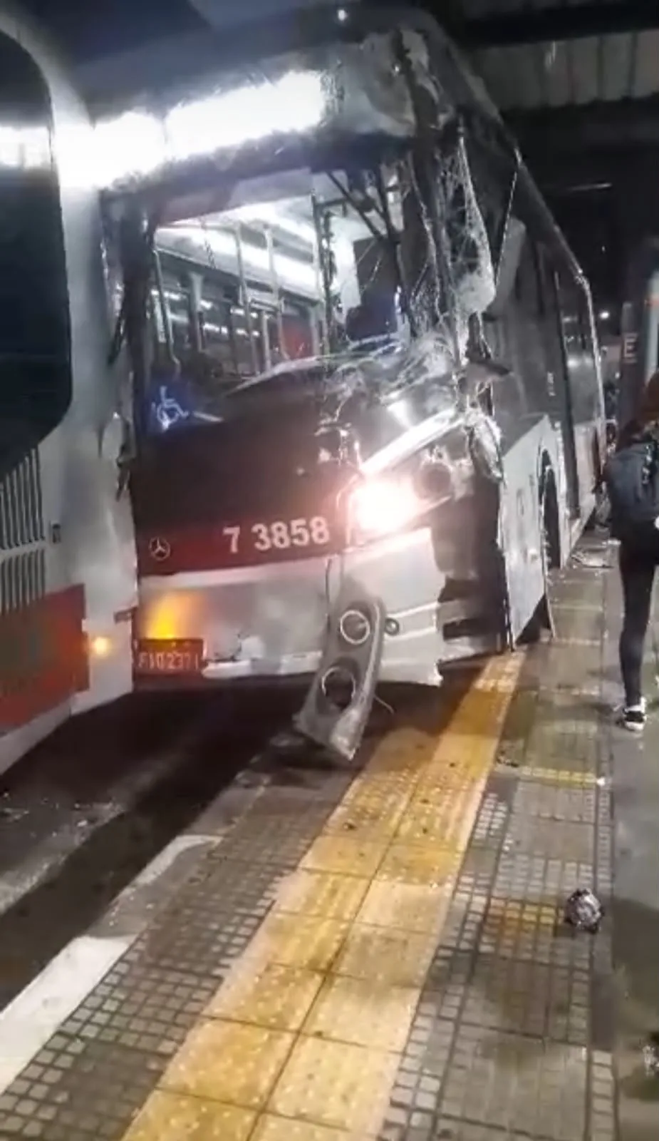 Motorista esquece de puxar freio de mão, tenta parar ônibus e é atingido pelo próprio veículo no Terminal Jardim Ângela