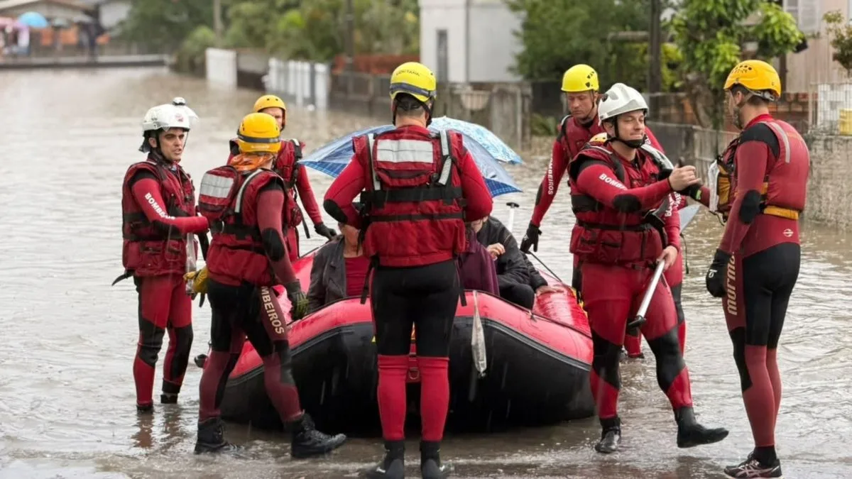 Bombeiros ampliam resgates com sete equipes em cidade de SC que decreta emergência após volume de chuva superar média do mês