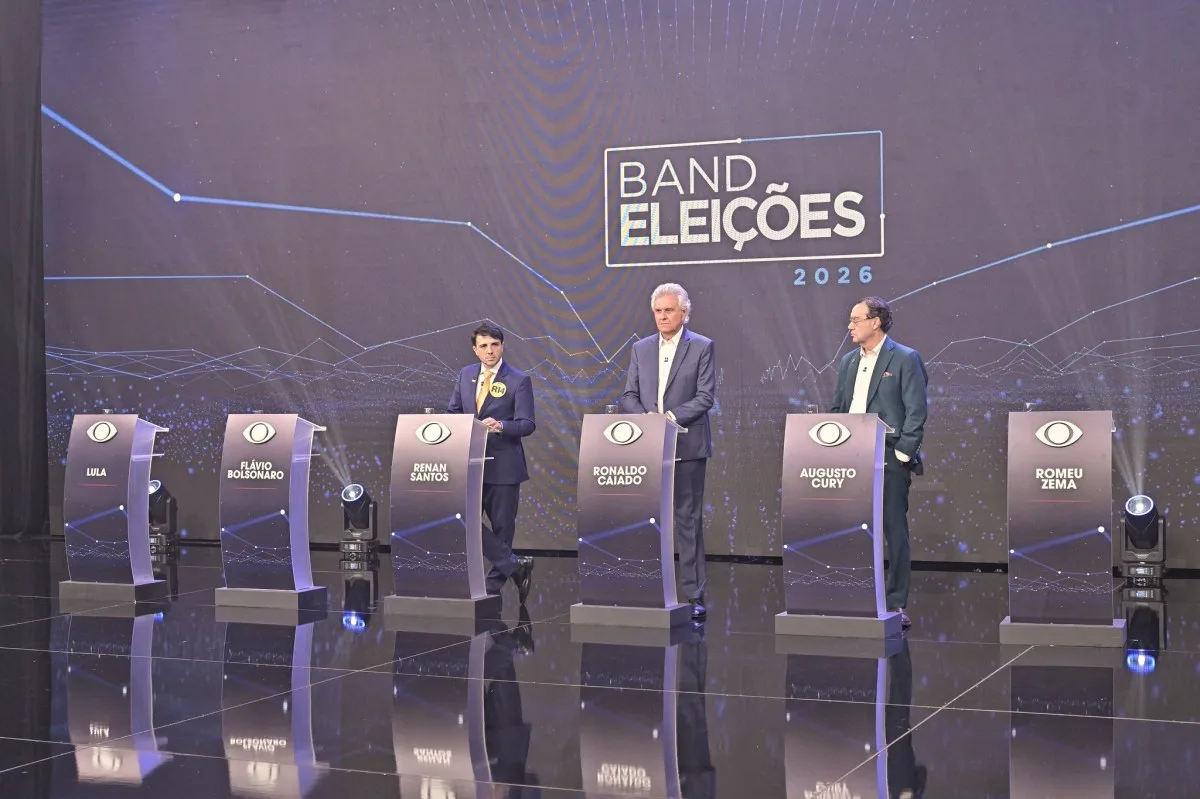 Ausentes, Lula e Flávio protagonizam 1º debate e são atacados por candidatos