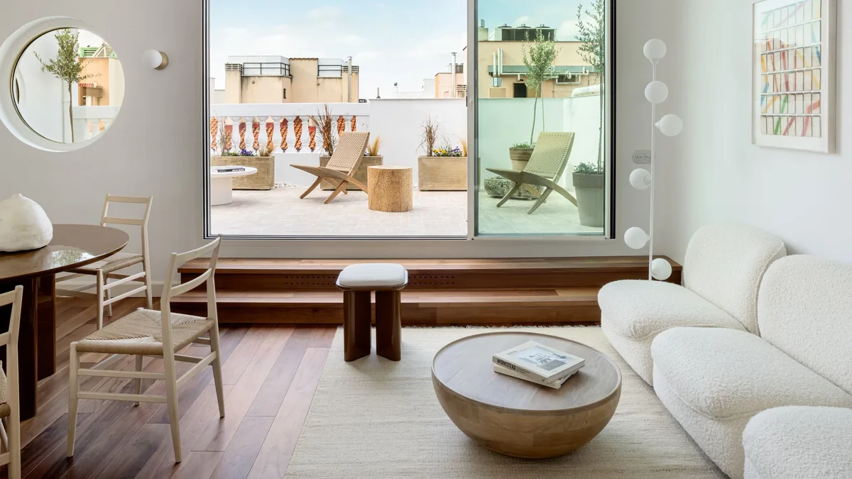La tendencia deco de 2026 para adelantarse al fin del verano: meter los muebles de terraza en el salón