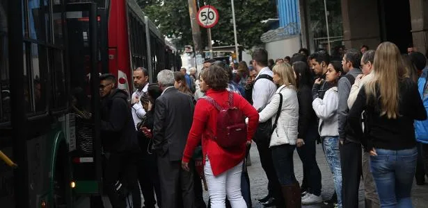 Usuário de ônibus não sabe se reclama à prefeitura ou ao PCC