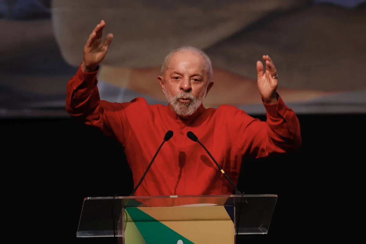 Presidente do PT ameaça punir quem omitir Lula e majoritários em material de campanha
