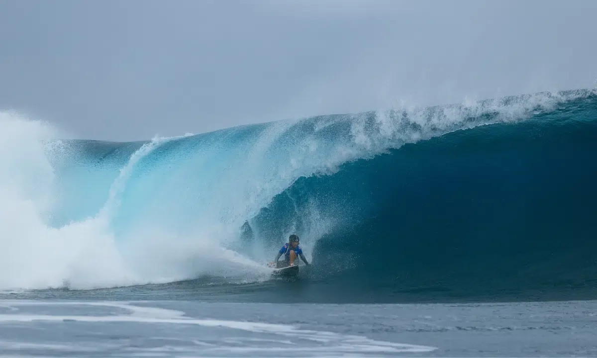 Quem é a taitiana de 14 anos que derrubou campeã da WSL em Teahupo’o?