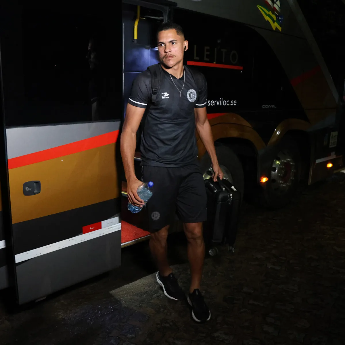 Direção diz que Alex Bruno não vem mais para o Sport e está acertado com o Vitória