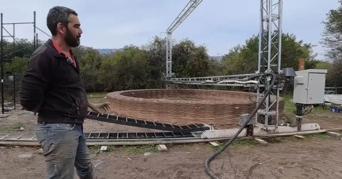Agustín imprime casas de barro en 3D en 100 horas: "Podemos imprimir ductos de aire frío, de aire caliente, una estufa, muebles empotrados, interiores hasta maceteros"