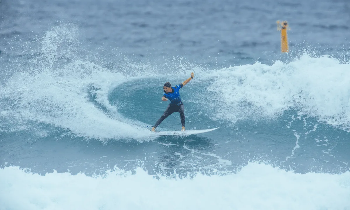 Luana Silva enfrenta Yolanda Hopkins por vaga nas quartas em Teahupo’o