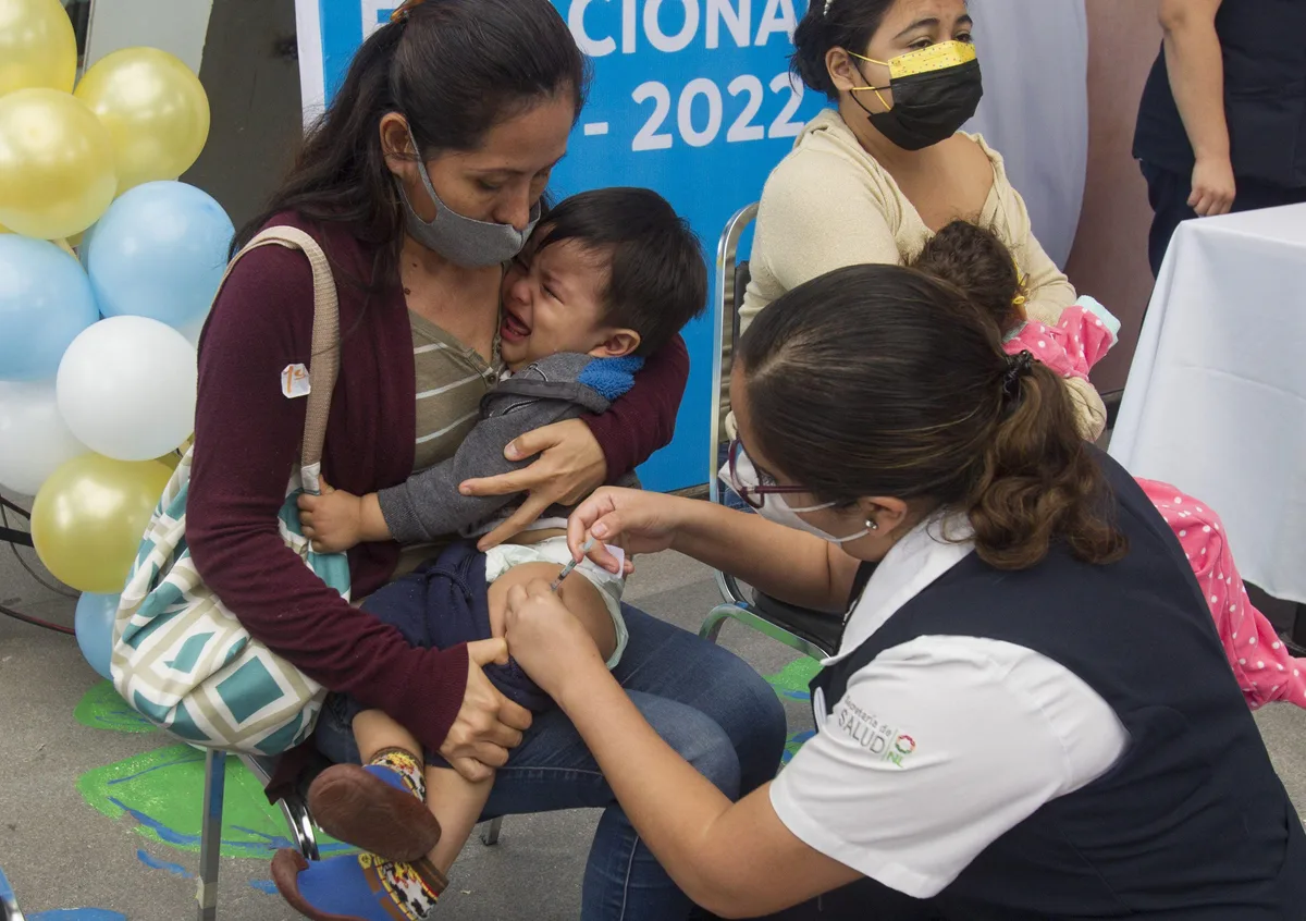 México rezagado en vacunación infantil contra la difteria, tétanos y tosferina, revela la OCDE