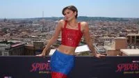 Jovem viraliza ao encontrar atores de “Emily em Paris” no jiu-jitsu em SP