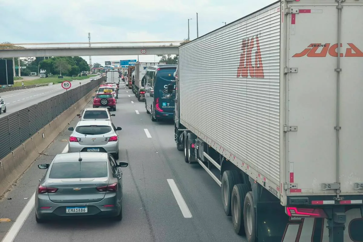 Rodovias de SP têm tráfego intenso com feriadão e retorno de Aparecida