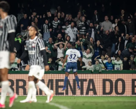 Coritiba vence Corinthians e ultrapassa rival no Brasileirão