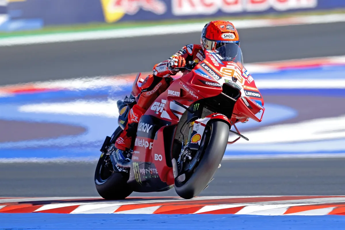 Marc Márquez aprovecha una temprana caída de Bezzecchi y alcanza el liderato del Mundial