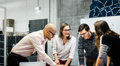 Продажи и обслуживание стали лидерами по приглашениям на работу