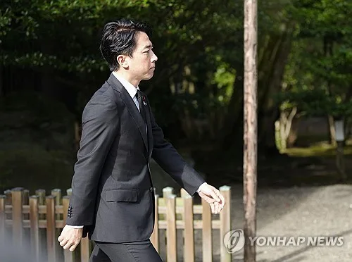 야스쿠니 참배 日방위상, 韓반발 다룬 日언론 기사에 "이해불능"