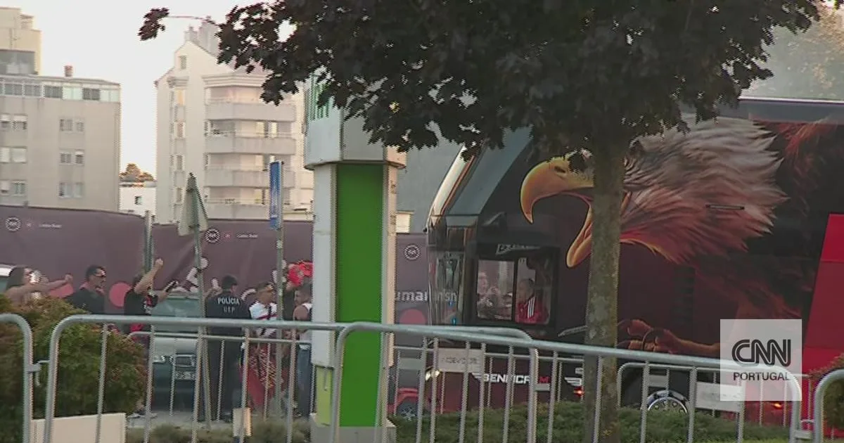 Benfica recebido em festa na chegada a Gaia