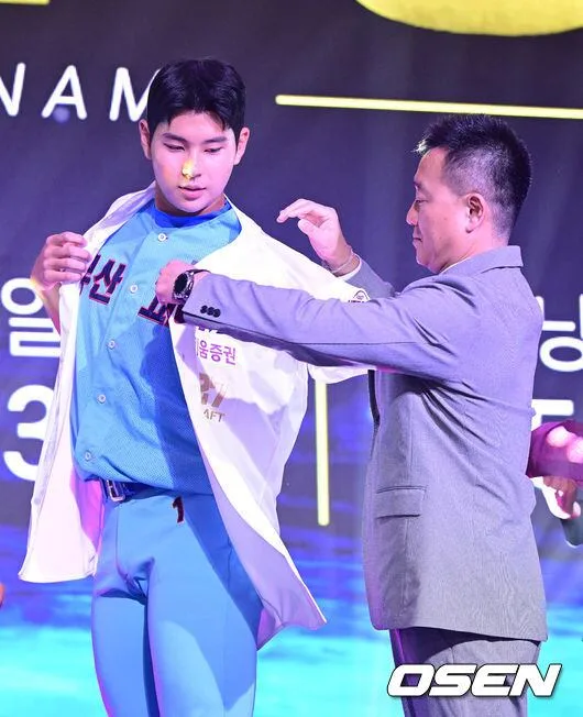 [사진]2027 KBO 신인드래프트 전체 1번으로 키움 유니폼 입는 부산고 하현승