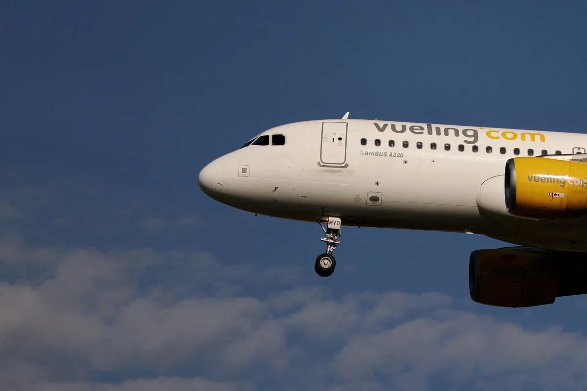 Un avión de Vueling rumbo a Milán aterriza de emergencia en Barcelona tras chocar con aves y sufrir un incendio en un motor