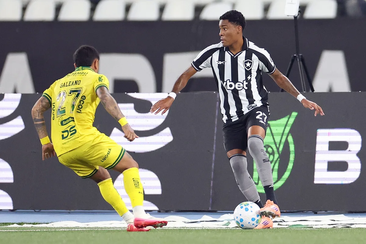 Botafogo rescinde com Caio Roque cinco meses depois da chegada