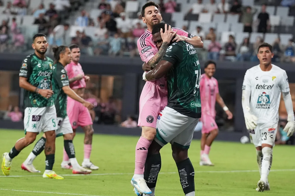 Defensor colombiano que dio abrazo viral a Lionel Messi estuvo cerca de fichar con el Inter Miami: “Sé que intercedió”