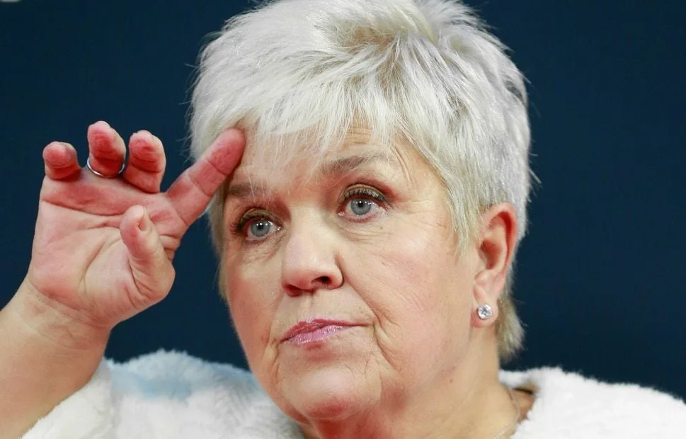 « Sauf miracle, je ne remarcherai pas »… Mimie Mathy se confie sur sa nouvelle vie en fauteuil roulant