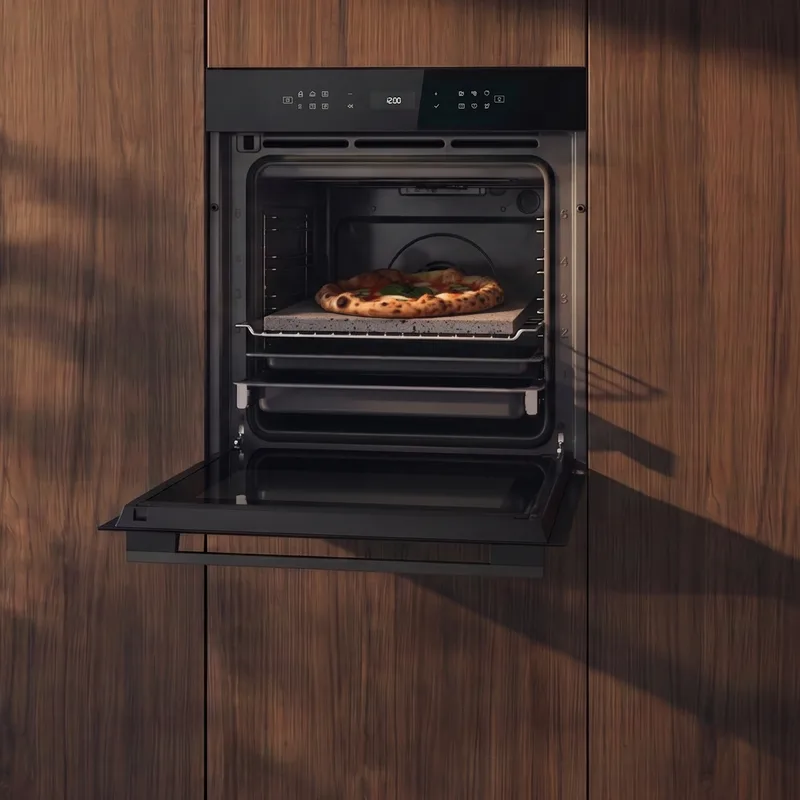 Actualité : Cuisson à 350 °C et pierre volcanique italienne : deux atouts du four encastrable Whirlpool Pizza Atelier