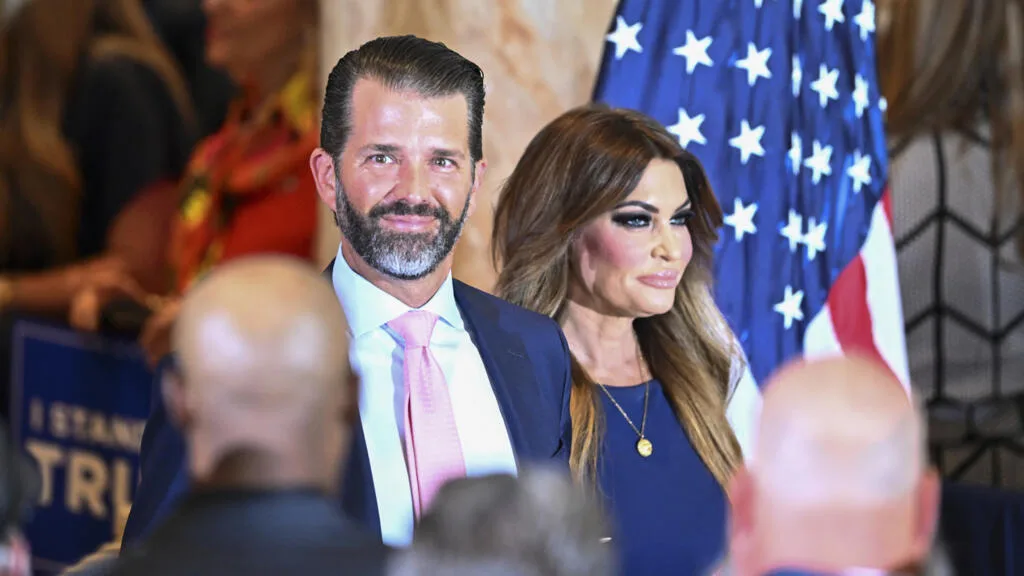 En Grèce, l'ambassadrice américaine Kimberly Guilfoyle embarrasse jusqu'à Washington
