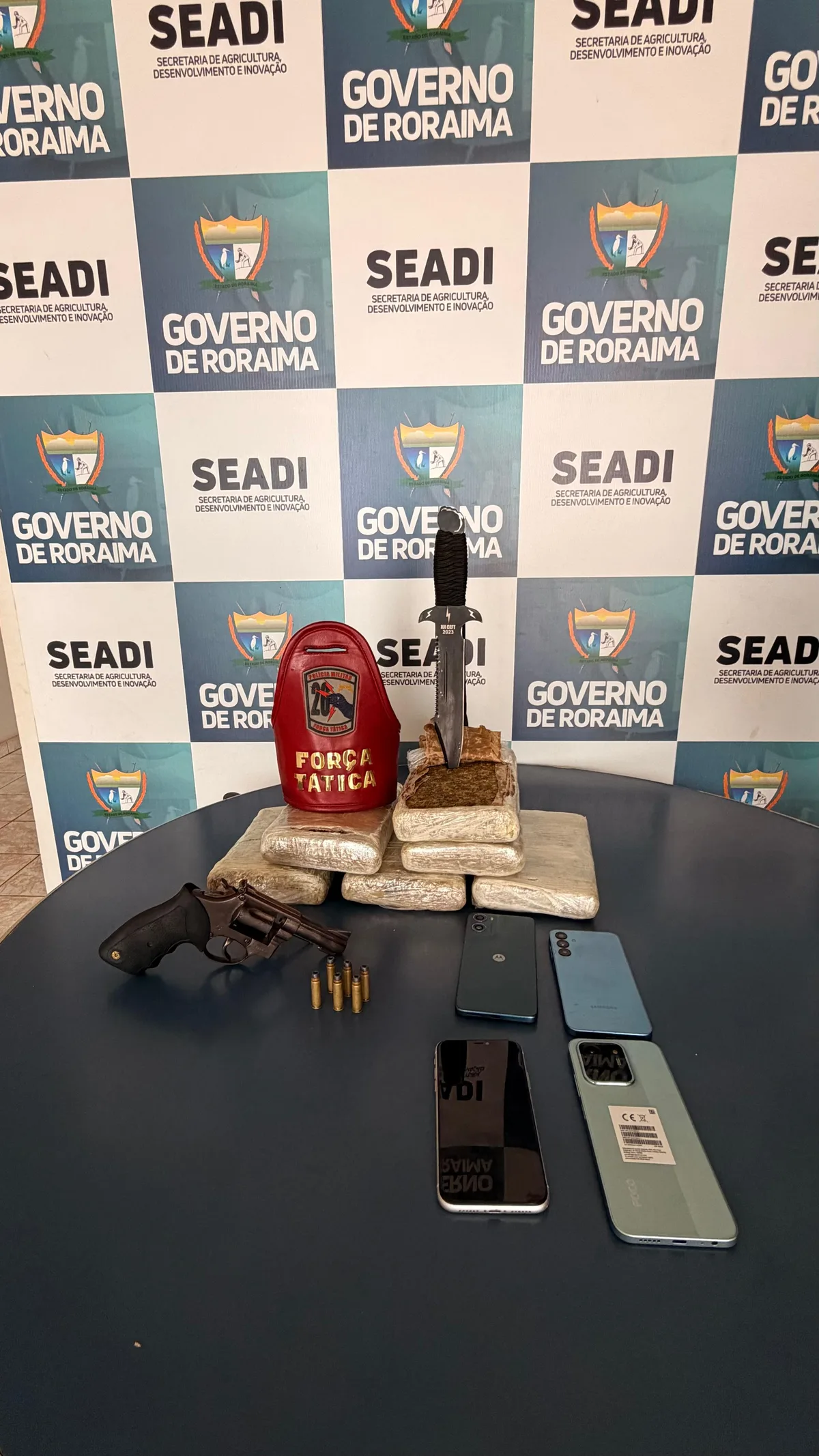 Mulher e homem são presos com seis tabletes de skunk, revólver e munições no Jardim Tropical